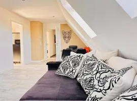CLUBHAUS 6 - gemütliche DG-Wohnung mit Balkon, Badewanne & Netflix