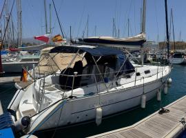 Charmante Segelyacht, Marina San Miguel, Teneriffa-Süd，位于圣米格尔德阿沃纳的酒店
