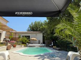 Belle villa contemporaine avec piscine，位于Laudun的酒店