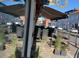 Pizza House Bed Simrishamn，位于锡姆里斯港的酒店