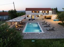 Villa Pietra- Modern rustic poolside oasis，位于本科瓦茨的酒店