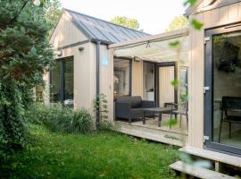 Pod Cyprysami - surf & family resort，位于亚斯塔尔尼亚的酒店