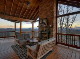 Skyfall Sweeping mountain views gas fireplace hot tub，位于米纳勒尔布拉夫的酒店