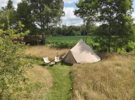 Boutique tent bij Laaken op Zand unieke plek in het groen met luxe bed，位于福尔登的酒店