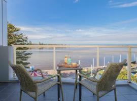 The Entrance Vista - Waterfront Stay with Pool and Spa，位于安特兰斯的Spa酒店