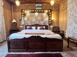 Showkat Houseboat Luxe Stays，位于斯利那加谢赫·UL·阿拉姆国际机场 - SXR附近的酒店