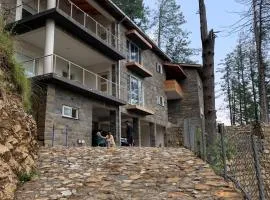 Pine Edge by T2R - Luxury 2BR Duplex Apartment Private Parking & Stunning Views in Khaira Gali near to Nathia Gali & Muree