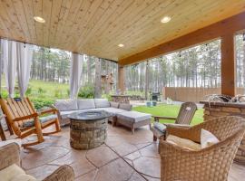 CO Springs Apartment in the Pines with Treehouse!，位于Gleneagle的酒店