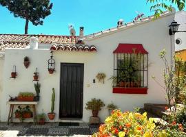 Authentic Spanish House with Terrace 10min Beach Walk，位于马贝拉的酒店