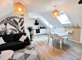 appartement deux chambres avec balcon et petite terrasse，位于Pont-de-Buis的酒店