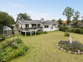 Four-Bedroom Holiday Home In Stroby，位于Strøby的酒店