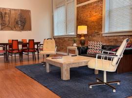Loft-Style Gem in 1911 Building，位于Elloree的酒店