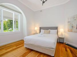 Spacious 5BD Garden House in Hornsby close 2 train，位于霍恩斯比的酒店
