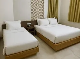 The Sky Comfort Hotel Shreenath - 10 Meters from Shreenathji Temple