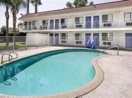 Studio 6 Lake Elsinore, CA