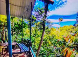 Munnar green portico cottages and hut stay，位于蒙纳的酒店