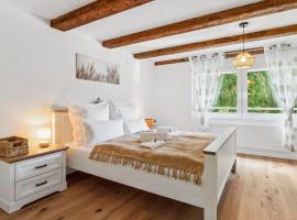 Alpenzauber Chalet 1 - 6 Personen I Bergblick, Nahe Braunwald - Badewanne, nahe Bahnhof und Parkplatz，位于Diesbach的酒店