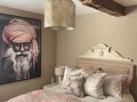 Entire Georgian luxury house - 3 Storey- High St Henley-in-Arden -Two bedrooms-Sleeps 4 people Close to Stratford upon Avon - Warwick - Solihull - NEC，位于亨利因阿登的酒店