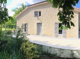 La grange du prieuré - country house，位于Saint-Clar的酒店