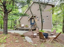 Lake Access at Family-Friendly Home in Tobyhanna，位于托比汉纳的酒店