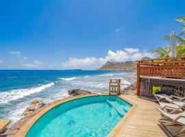 Oceanfront Serenity with Jacuzzi and Heated Swimming Pool，位于Toiny的酒店