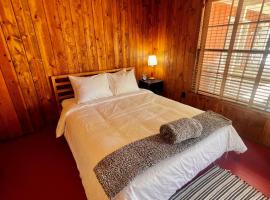 Joshua Tree Ranch House Motel - Downtown - Room #2，位于约书亚树的酒店