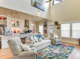 2 Blocks to Shore Crystal Beach House with Yard!，位于Crystal Beach的酒店