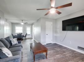 5 Mi to Zoo Family Retreat in Wichita!，位于威奇托的酒店