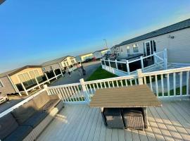 Poplars 33, 3 Bedroom Luxury Caravan Trecco Bay Porthcawl，位于波斯考尔的酒店