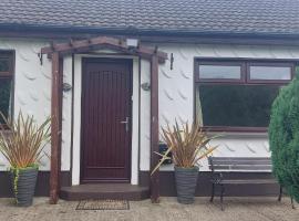 0ne bed house on private road，位于Lusk的酒店