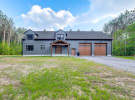Brantingham Home ATV and Snowmobile Trails On-Site!，位于Glenfield的酒店