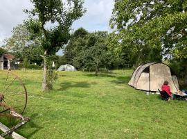 Les Sources Camping club apportez votre tente，位于Les Cresnays的酒店