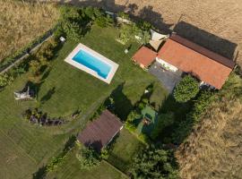 Casa Barxelo con piscina en Monforte de Lemos，位于蒙福特·德·莱蒙斯的酒店