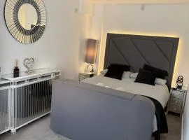 Edinburgh city break room