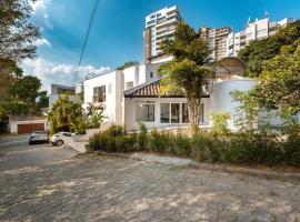 CH105 Poblado 7BR Villa Jacuzzi AC 24 hours Security，位于麦德林的酒店