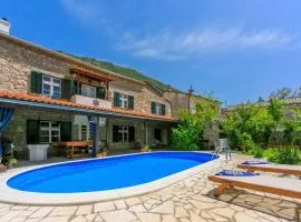 Holiday home in Drivenik 39517