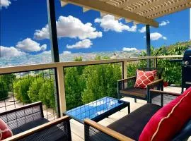 Hilltop Penthouse Cottage with Sweeping Views