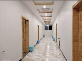 Hotel popeyes and restaurant，位于Chitra的酒店