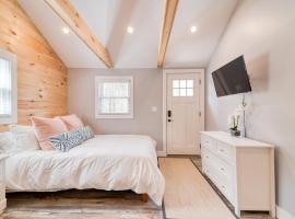 Studio with Deck by Leavetown Vacations，位于哈威奇港的酒店