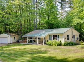 Outdoor Exploration Quaint North Conway Cottage!，位于北康威的酒店