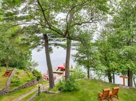 Dock, Deck and Fire Pit Lakefront Home in Walker!，位于Walker的酒店