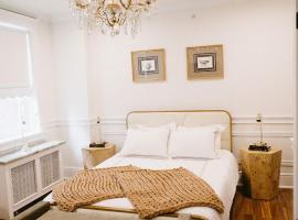 Chateau Connellsville Eclectic Homage Suite，位于Connellsville的酒店