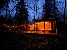 Riverwood Retreat-hot tub and cedar sauna on the river，位于斯阔米什的酒店