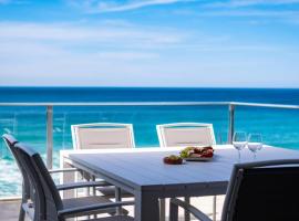 Paradise Penthouse - Beach Front Style and Luxury，位于安特兰斯的酒店