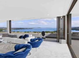 Stylish Penthouse with Views & Jacuzzi，位于戈斯福德的酒店