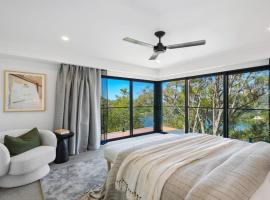 Waterfront Property At Horsfield Bay -late check out，位于Blackwall的酒店
