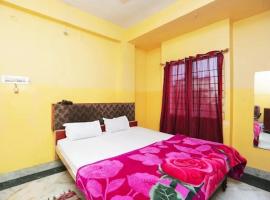 HOTEL S-A-V-I-T-R-I PALACE Near Shree Baba Baidyanath Jyotirlinga - Free Wifi And Parking Facilities - Spacious and Fully Air Conditioned Rooms-Budget Hotel，位于德奥加尔的酒店