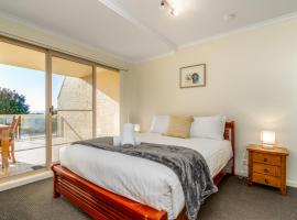 Spacious 2BR APT Panoramic Views Central Location - Hosted by CanStay，位于Narrabundah的酒店