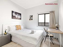 Peaceful Stay in Lidcombe - Double Room on a Quiet Street - Shared Bathroom，位于悉尼的酒店