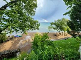 Stunning Newly Renovated Modern Beach House - 7633